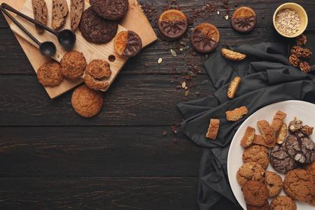自制糕点背景的燕麦饼干和烘焙配料照片